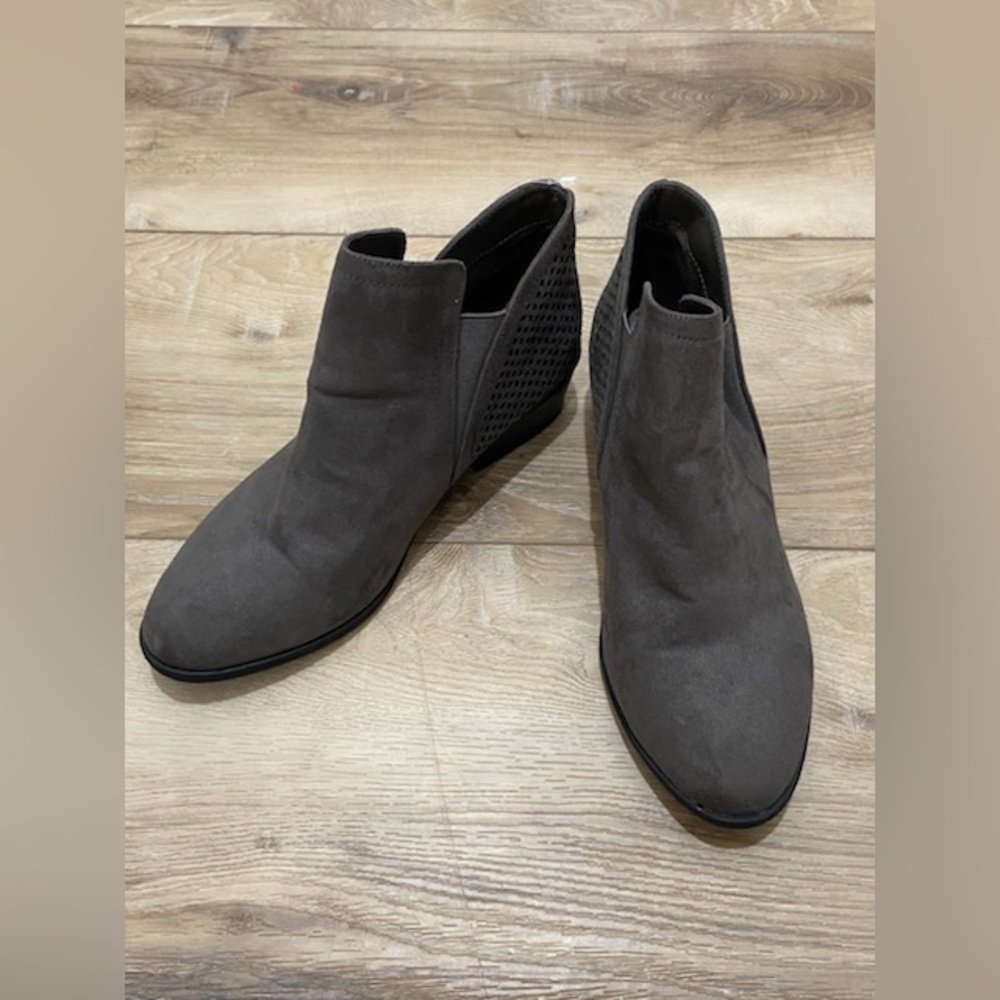 NWOT MIA grey ankle boot with small flaw - Picture 2 of 8